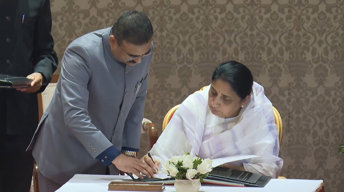 மகாராஷ்டிர துணை முதல்வராக சுநேத்ரா பவார் பதவியேற்பு  