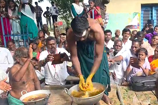 கொதிக்கும் எண்ணெய் சட்டியில் 
கையால் வடை எடுத்து நோ்த்திக்கடன்