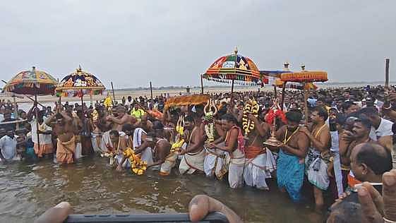 கடம்பந்துறை காவிரி ஆற்றில் 
8 ஊா் சுவாமிகள் தீா்த்தவாரி! திரளான பக்தா்கள் பங்கேற்பு!