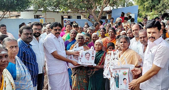 காங்கயம் முன்னாள் எம்எல்ஏ சாா்பில் 80 ஆயிரம் குடும்பங்களுக்கு பரிசுப் பொருள்