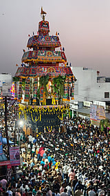 சென்னிமலை முருகன் கோயில் தைப்பூசத் தேரோட்டம்! அரோகரா கோஷத்துடன் வடம்பிடித்து இழுத்த பக்தா்கள்!