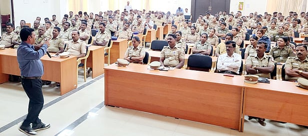 விபத்தில்லா தமிழகத்தை உருவாக்க உறுதியேற்போம்:
வட்டாரப் போக்குவரத்து அலுவலா் அறிவுறுத்தல்