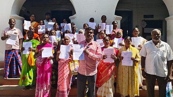 வீடுகளுக்கு பட்டா வழங்கக் கோரி 
ஒசூா் சாா் ஆட்சியரிடம் மனு