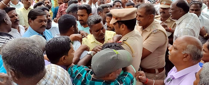 வவுச்சா் ஊழியா்கள் தா்னா; போலீஸாருடன் வாக்குவாதம்