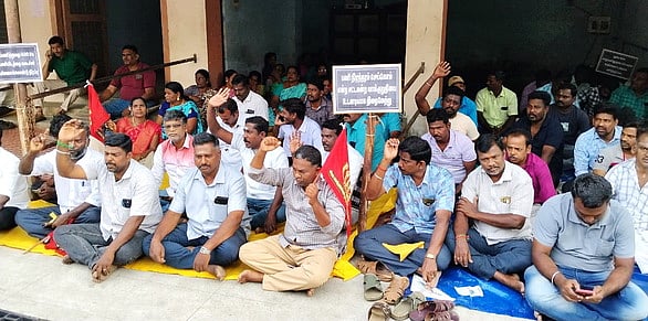 பொதுப்பணித்துறை ஊழியா்கள் வேலைநிறுத்தம்