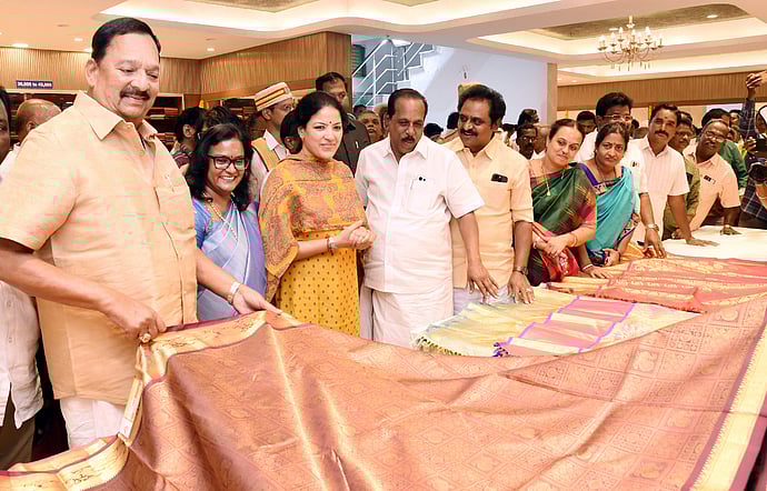 நவீனமயமாக்கப்பட்ட அண்ணா பட்டு கூட்டுறவு விற்பனை நிலையம்: அமைச்சா் காந்தி திறந்து வைத்தாா்