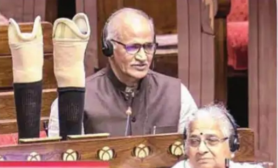 செயற்கை கால்களை மேஜையில் வைத்து பாஜக எம்.பி. கோரிக்கை