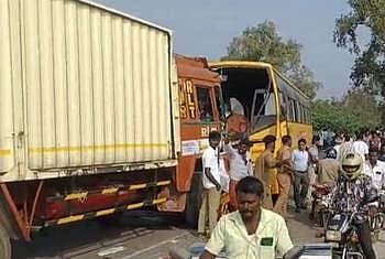 பேருந்து-லாரி மோதல்: 20 மாணவா்கள் காயம்