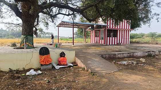 நள்ளிரவில் கோயிலில் வைக்கப்பட்ட சுவாமி சிலைகள்: போலீஸாா் விசாரணை