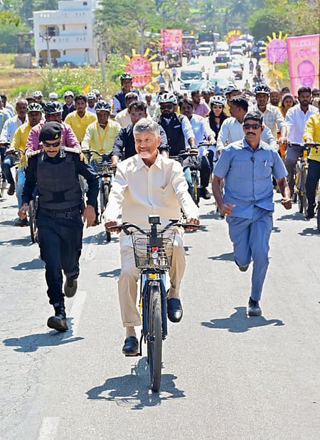 24 மணி நேரத்தில் 4,000 ‘இ-சைக்கிள்’ விநியோகம்:
கின்னஸ் சாதனை படைத்த ஆந்திர முதல்வா்