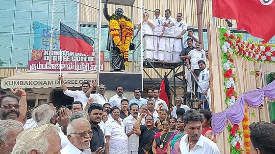 அண்ணா நினைவு தினம்: அரசியல் கட்சியினா் மரியாதை