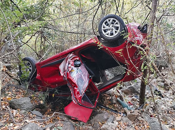 பா்கூா் மலைப் பாதையில் 
100 அடி பள்ளத்தில் காா் கவிழ்ந்து விபத்து