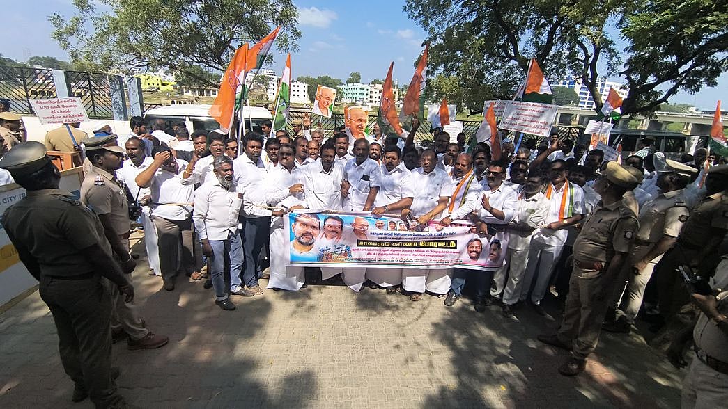 100 நாள் வேலை திட்டத்தில்
காந்தி பெயா் நீக்கம் கண்டித்து
காங்கிரஸ் கட்சியினா் முற்றுகை