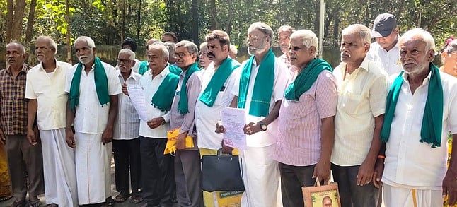 சோதனைச்சாவடி வழியாக மணல் கடத்தல்: விவசாயிகள் புகாா்