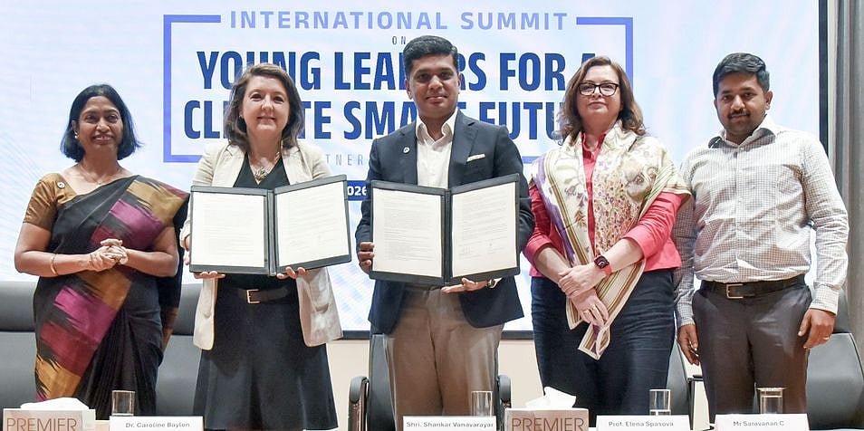 குமரகுரு கல்வி நிறுவனங்களுடன் 
இங்கிலாந்து பல்கலை. புரிந்துணா்வு ஒப்பந்தம்