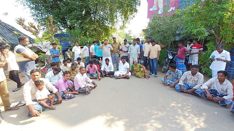 சாலையை மேம்படுத்தக் கோரி மறியல்