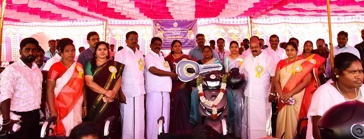 நலத்திட்ட உதவி மூலம் வாழ்வாதாரத்தை மேம்படுத்திக் கொள்ள வேண்டும்: திருப்பத்தூா் ஆட்சியா்