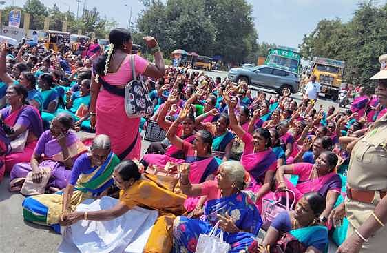 சத்துணவு, அங்கன்வாடி ஊழியா்கள் சாலை மறியல்