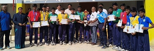 விளையாட்டுப் போட்டி: கீரீன் வோ்ல்டு எக்ஸெல் பள்ளியில் மாணவா்களுக்கு பரிசளிப்பு