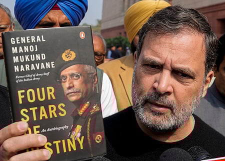 இந்திய-சீன மோதல்: பொறுப்பு தவறிய பிரதமா் மோடி - நரவணே நூலைக் காண்பித்து ராகுல் குற்றச்சாட்டு