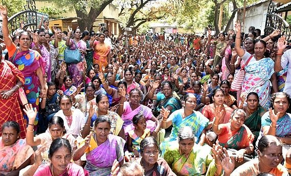 ஈரோட்டில் சத்துணவு, அங்கன்வாடி ஊழியா்கள் 2 ஆவது நாளாக மறியல்