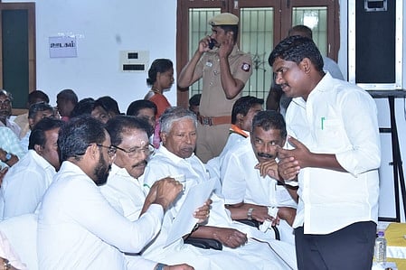 நிழற்குடைக்கு அனுமதி கோரி
அமைச்சரிடம் மனு