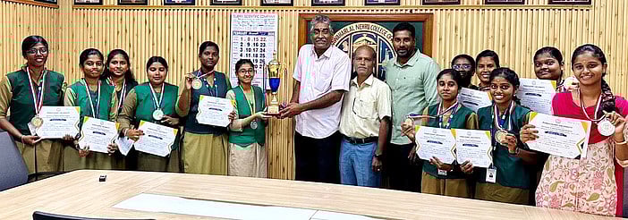 பால் பேட்மின்டன் போட்டி: வேளாண் கல்லூரி அணியினருக்கு பாராட்டு