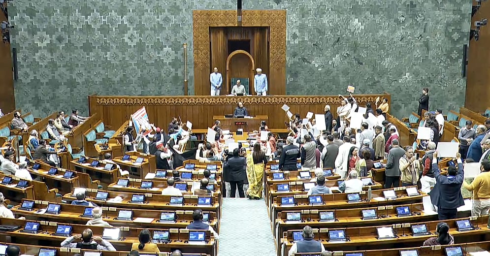 எதிர்க்கட்சிகள் அமளி! ஒரு நிமிடத்தில் முடங்கிய மக்களவை!