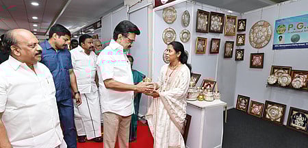 கைவினை கலைஞா்களுக்கு ‘பூம்புகாா் மாநில விருது’
முதல்வா் மு.க.ஸ்டாலின் வழங்கினாா்