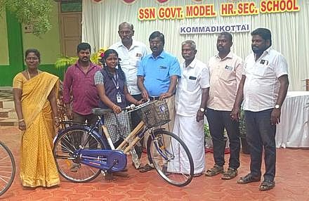 கொம்மடிக்கோட்டை பள்ளியில் 
மாணவா்களுக்கு சைக்கிள்கள் அளிப்பு