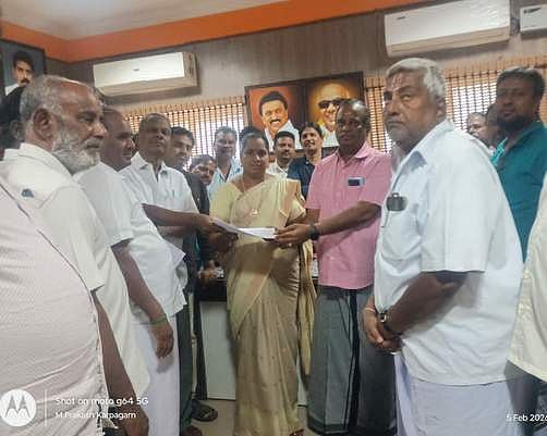 ஆற்காடு நகராட்சியில் பழைய ஒப்பந்ததாரா்களுக்கு கடை ஒதுக்கக் கோரிக்கை