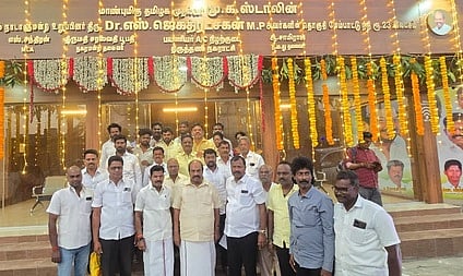 குளிா்சாதன பேருந்து நிழற்குடை: 
எம்.பி. திறந்து வைத்தாா்