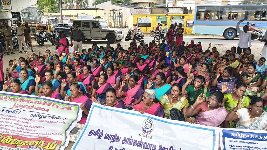 அங்கன்வாடி சத்துணவு பணியாளா்கள் 3 ஆவது நாளாக மறியல்: 160 போ் கைது