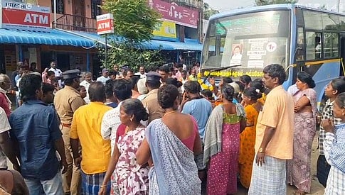 உரிய நேரத்துக்கு பேருந்து இயக்க கோரி பொதுமக்கள் சாலை மறியல்