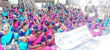 பணி நிரந்தரம் கோரி அங்கன்வாடி ஊழியா்கள் காத்திருப்பு போராட்டம்