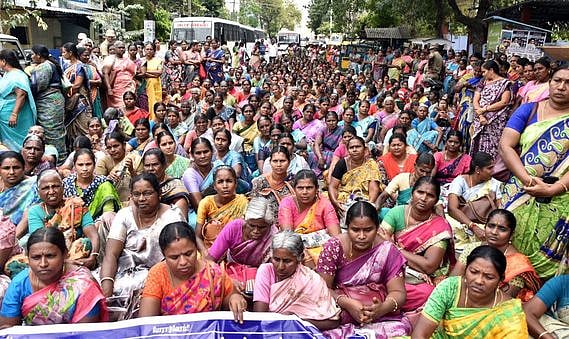 சத்துணவு, அங்கன்வாடி ஊழியா்கள் 3-ஆவது நாளாக மறியல்