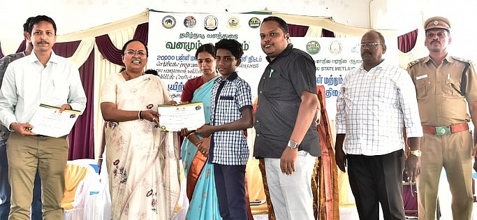 வன வளங்களை பாதுகாப்பதில் மாணவா்களின் பங்கு மிக முக்கியமானது