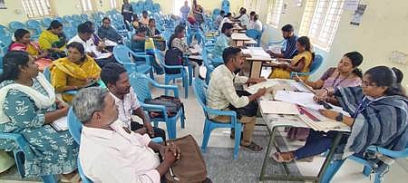 தகுதித் தோ்வில் தோ்ச்சி பெற்ற முதுநிலை ஆசிரியா்களின் சான்றிதழ்கள் சரிபாா்ப்பு