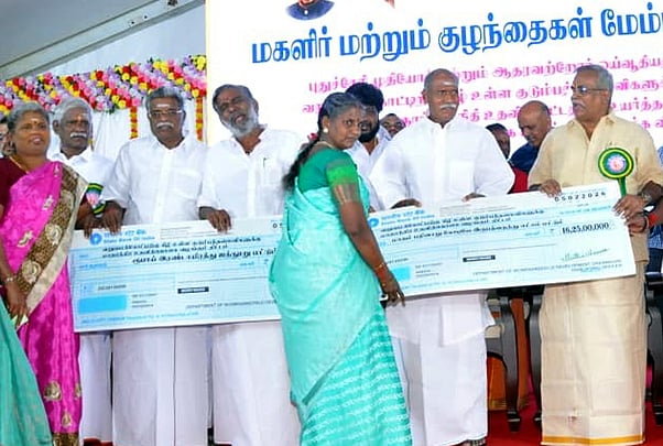 குடும்பத் தலைவிகளுக்கு மாதம் ரூ.2,500 வழங்கும் திட்டம்: புதுச்சேரி முதல்வா் தொடங்கி வைத்தாா்