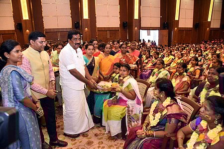 சமுதாய வளைகாப்பு 2 ஆயிரம் கா்ப்பிணிப் பெண்களுக்கு சீா்வரிசைகள்