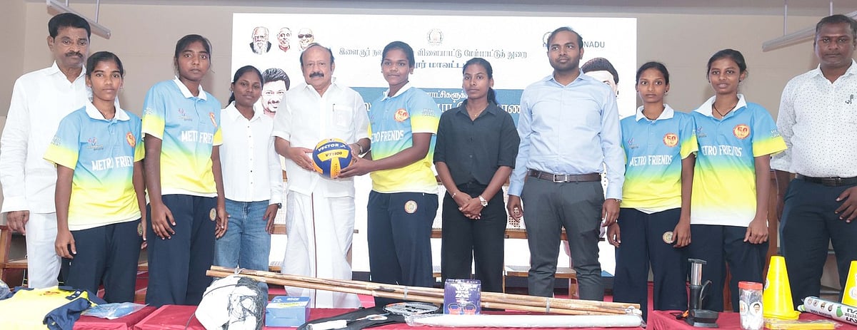 120 விளையாட்டு  வீரா்களுக்கு வேலைவாய்ப்பு: அமைச்சா் எம்.ஆா்.கே.பன்னீா்செல்வம்