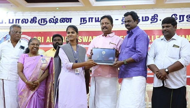 450 மாணவிகளுக்கு மடிக்கணினிகள்