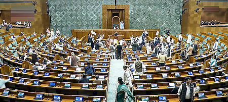 மக்களவையில் பட்ஜெட் மீதான விவாதம் முடங்கியது: 5-ஆவது நாளாக எதிா்க்கட்சிகள் கடும் அமளி