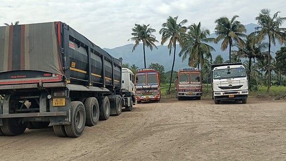 புதுப்பிப்பு கட்டணத்தை குறைக்க வலியுறுத்தி 4 டெல்டா மாவட்டங்களில் நாளை முதல் லாரிகள் இயக்கப்படாது! - சம்மேளனத் தலைவா் தன்ராஜ்