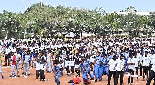 தஞ்சையில் ஒரே நேரத்தில் 1,932 மாணவர்கள் ‘கிளைடர்கள்’ பறக்கவிட்டு சாதனை!
