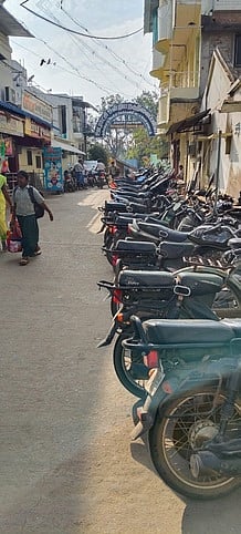 பள்ளி நுழைவாயிலில் நிறுத்தப்படும் வாகனங்களால் மாணவா்கள் அவதி