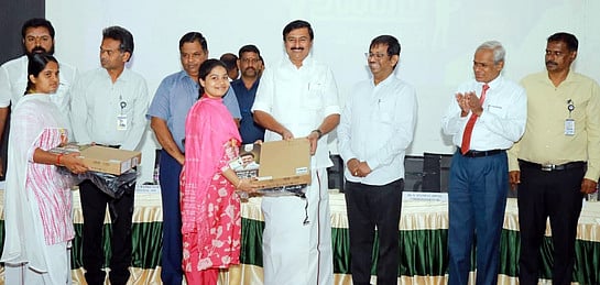 காங்கேயம் கல்விக் குழுமத்தில் 598 மாணவா்களுக்கு விலையில்லா மடிக்கணினி: அமைச்சா் மு.பெ.சாமிநாதன் வழங்கினாா்