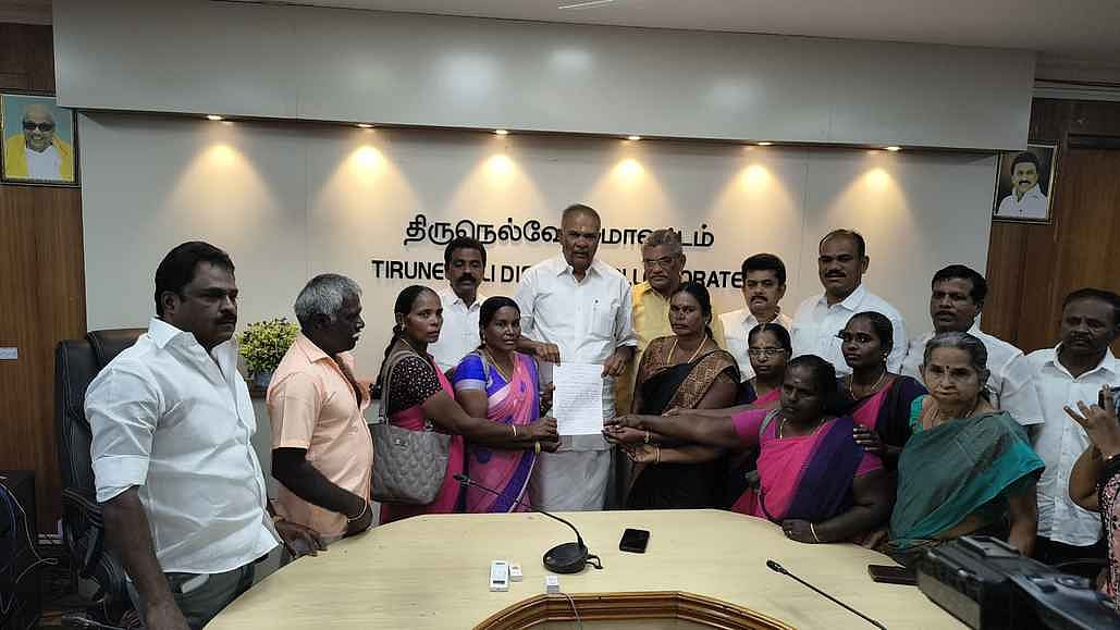 காலமுறை ஊதியம் வழங்க வலியுறுத்தி ஆட்சியா் அலுவலகத்தில் முற்றுகை
