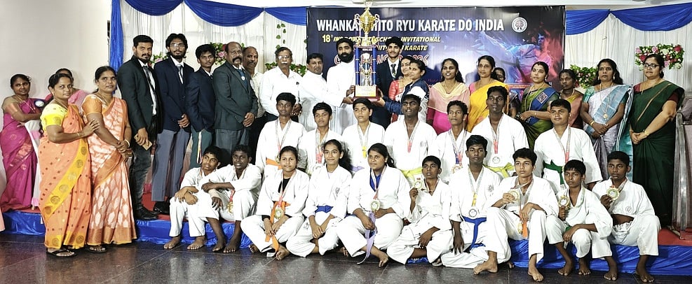 மாவட்ட அளவிலான கராத்தே போட்டியில் வென்ற பள்ளி அணிகளுக்கு பரிசளிப்பு