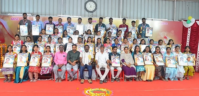 வங்கி தோ்வில் வென்றவா்களுக்கு பாராட்டு